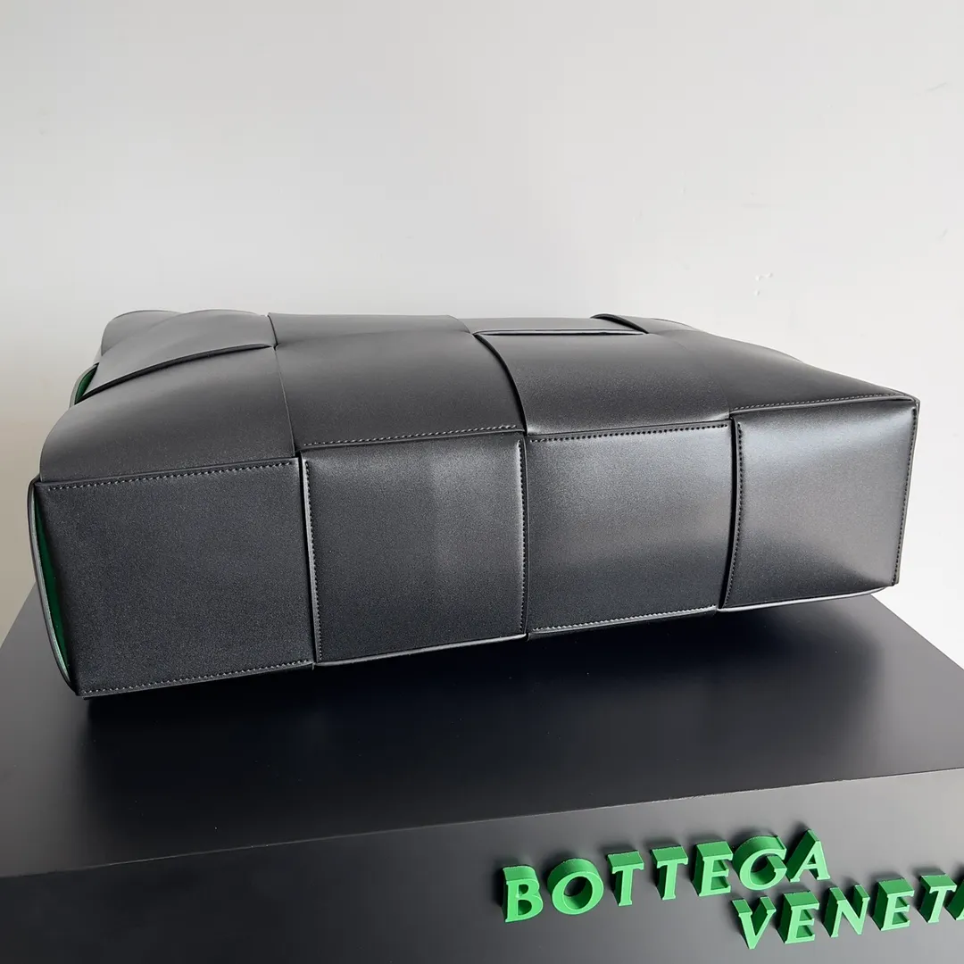 Batch 2560 BV large tote bag finally shipped🔥🔥 The leather feels great! It’s a very low-key bag. The more I look at it, the more I like it. I usually go out for rides and planes because I have a lot of things and need to carry a computer. Carrying a bag like this is all it takes. It comes with a small bag for storage, which is very convenient. Style number: 680165 Size 47✖️13✖️33